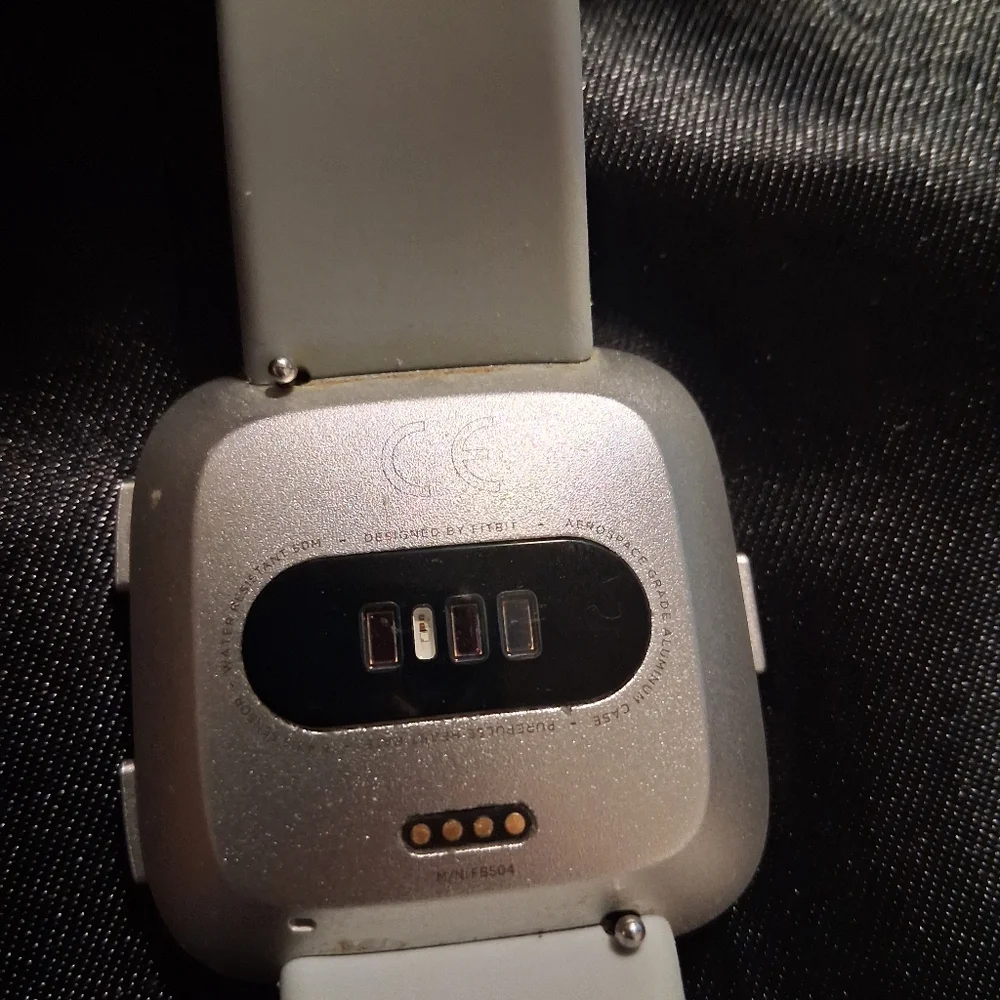 Fitbit Versa Health Tracker Smartwatch with Gray Band! No Charger.